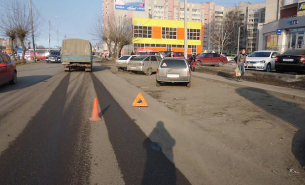 В Кирове 12-летний мальчик, перебегая дорогу, попал под колёса