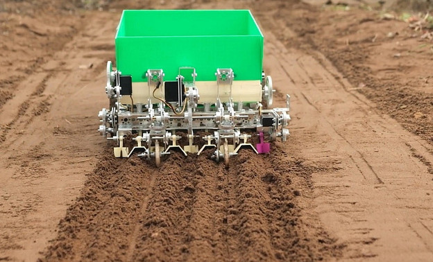 Кировчанин создал робота для посадки картофеля