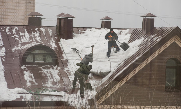 В Кирове управляющие компании оштрафовали за плохую уборку снега с крыш