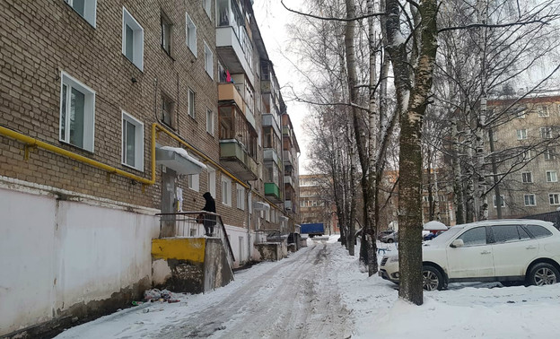 В Кирове упавшая с крыши снежная глыба травмировала 16-летнюю девушку