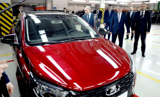 Путину показали автомобиль Lada Iskra