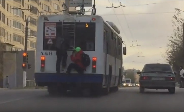 На улице Ленина в Кирове очевидцы засняли юных зацеперов (ВИДЕО)