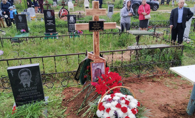 «Я никому всю жизнь не могла сказать папа»: в Кирове захоронили останки красноармейца, погибшего в боях под Тверью