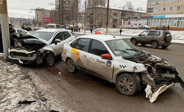 Пять человек пострадали в результате ДТП с такси на улице Московской