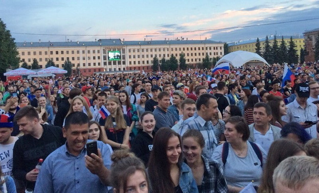 Матч Россия - Хорватия на Театральной площади посмотрели 1,5 тысячи кировчан