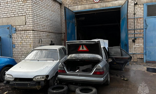 В Кирове во время ремонта загорелся Mercedes, владелец получил ожоги