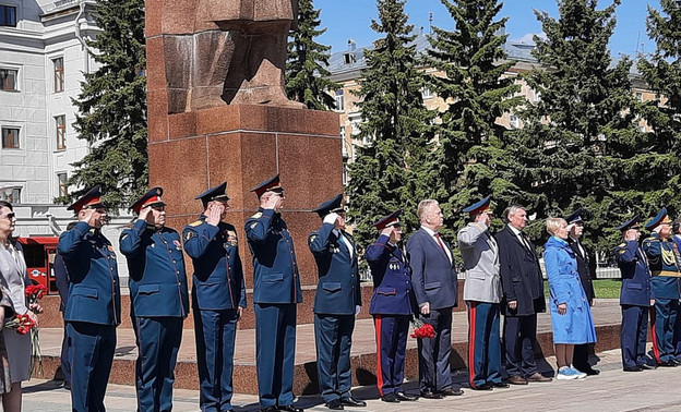 В Кирове на Театральной площади начался парад Победы