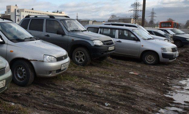 В Кирове за парковку на газонах оштрафовали 24 водителя