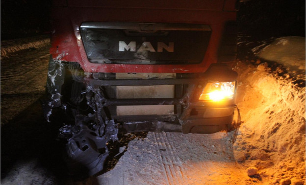 В Кировской области водитель легковушки пострадал в лобовом столкновении с «МАНом»