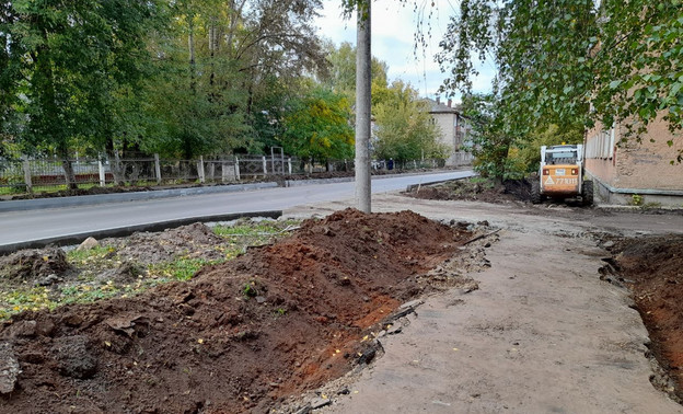Активисты недовольны, что ради нового тротуара на Цеховой раздолбили «идеально ровный» асфальт