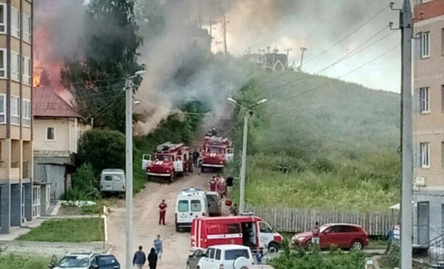 На улице Урицкого горит дом. Фото, видео