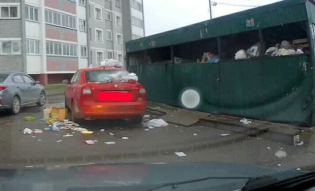 В Чистых прудах закидали мусором автомобиль, который был припаркован у контейнеров