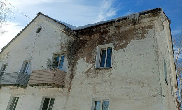 В Кирсе в квартире пенсионерки крышу отремонтировали лишь после её смерти