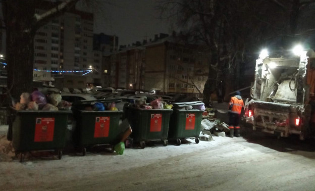 «Нет никаких 30 машин». Директор КДУ-3 о мусорном коллапсе в Кирове