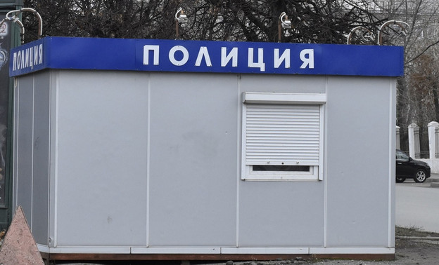 Полицейским в России официально разрешили вскрывать квартиры