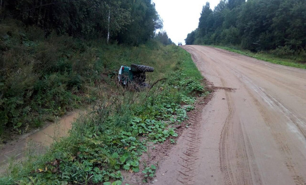 На трассе в Подосиновском районе трактор опрокинулся в кювет. Водитель погиб на месте