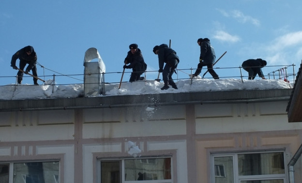 Кировские спасатели очистили крышу детского дома