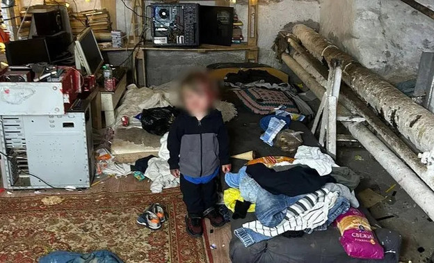 В Петербурге в подвале дома нашли трёх детей-маугли
