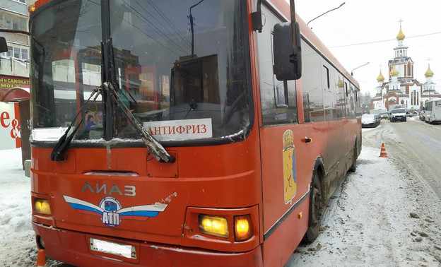 В Кирове водитель пассажирского автобуса сбил женщину и наехал на грузовик