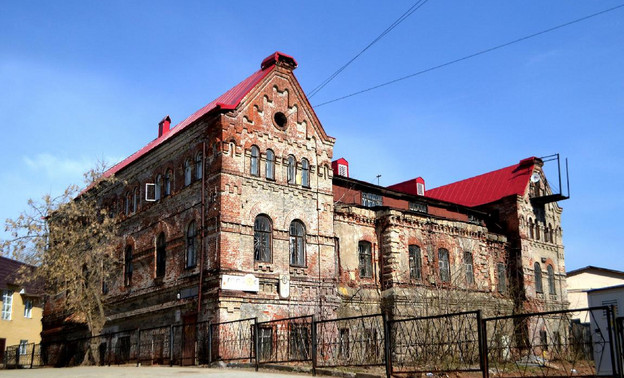 Жителей самого старого кирпичного здания Кирова переселят в новые квартиры