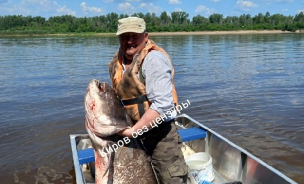 В Вятке рыбак поймал огромного сома весом 82 кг