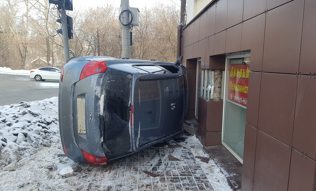 В Кирове на улице Карла Маркса перевернулся автомобиль