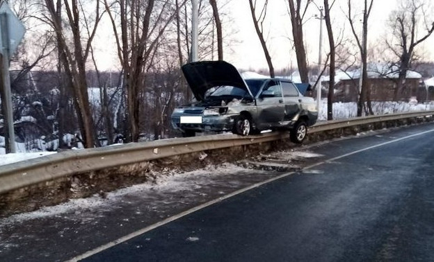 В Яранске автомобиль заехал на дорожное ограждение и повис