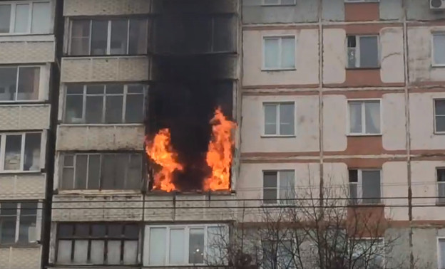 На проспекте Строителей в многоэтажке сгорела квартира