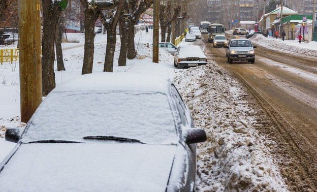 Очищать Киров от снега мешают припаркованные на проезжей части автомобили