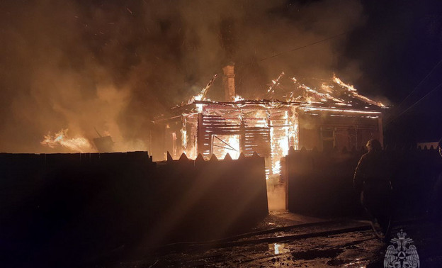 В Котельниче горел дом, хозяин отравился дымом