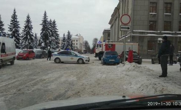 Волна «минирований» дошла до Кирова: эвакуируются больницы, здание правительства оцеплено