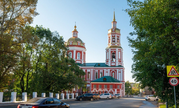Второй этаж Спасского собора украшают лепниной