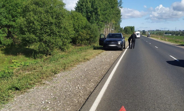 В Котельничском районе Mercedes-Benz сбил велосипедистку