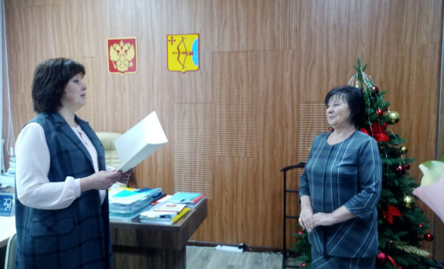 Министр образования Кировской области наградила директора школы пгт Ленинское