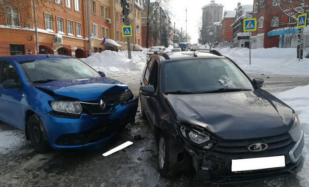 На Горбачёва столкнулись две легковушки, есть пострадавшие