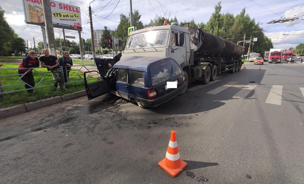 Появилось видео столкновения грузовика и легковушки на Юго-Западе