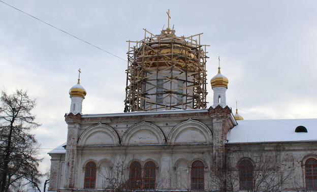 В Слободском на Свято-Духовской собор установили главный крест