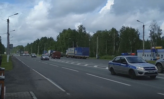На въезде в Киров сняли на видео огромный кортеж полицейских машин
