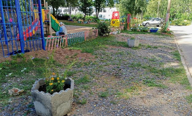 В Кирове «улучшили» общественное пространство камерами, тренажёром и вазами