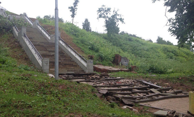 От потоков дождевой воды разрушена лестница на набережной Грина