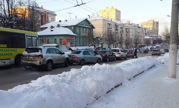 Сразу пять автомобилей столкнулись друг с другом в Кирове