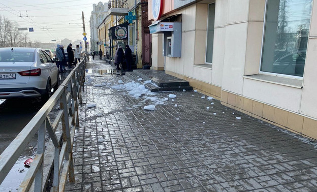 На улице Ленина глыба льда рухнула на женщину