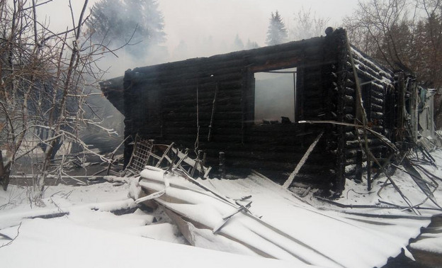 В Даровском осудили местного жителя, из-за которого сгорел дом и погибли два человека