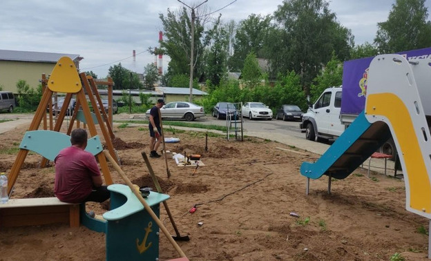 В Кирове создают новую детскую площадку и благоустраивают территорию у дома в Березниковском переулке