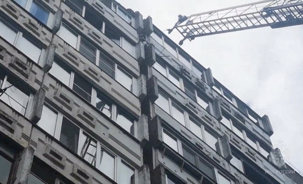 На улице Пугачёва девочка застряла на высоте 9-го этажа