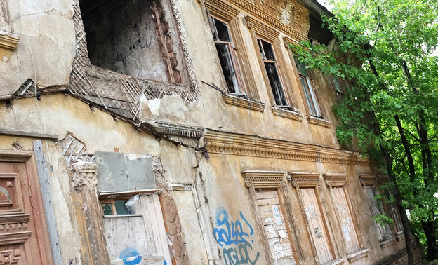 В Фалёнском районе многодетной семье выделили участок с разрушенным домом