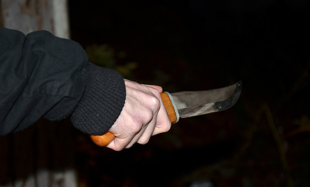 В дом жителя Омутнинска ворвался мужчина с ножом и украл его девушку