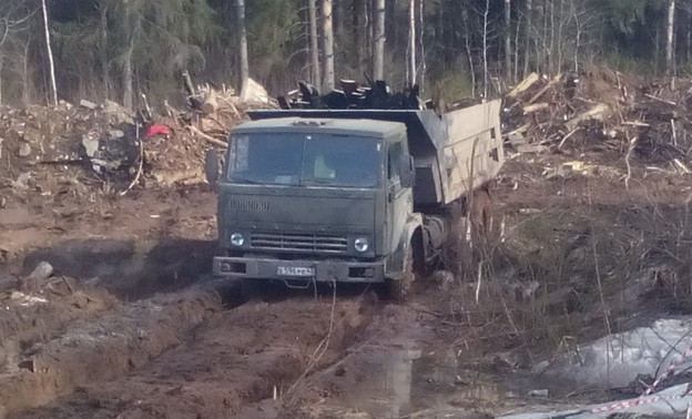 В Нововятске «КамАЗ» повёз мусор на несанкционированную свалку и увяз в грязи