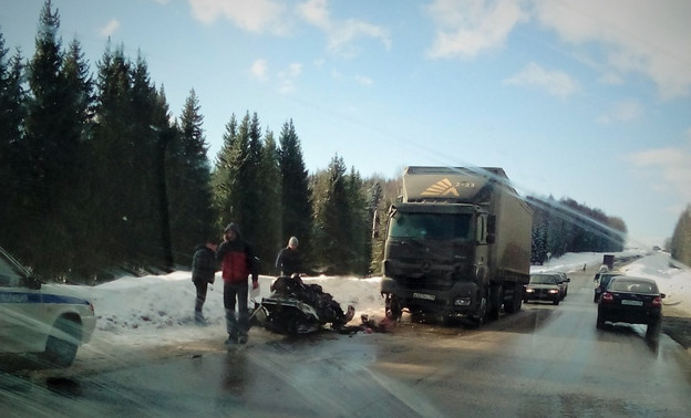 На трассе под Вахрушами столкнулись снегоход и грузовик