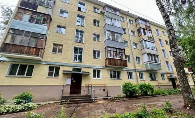 В Кирове ребенок выпал из окна